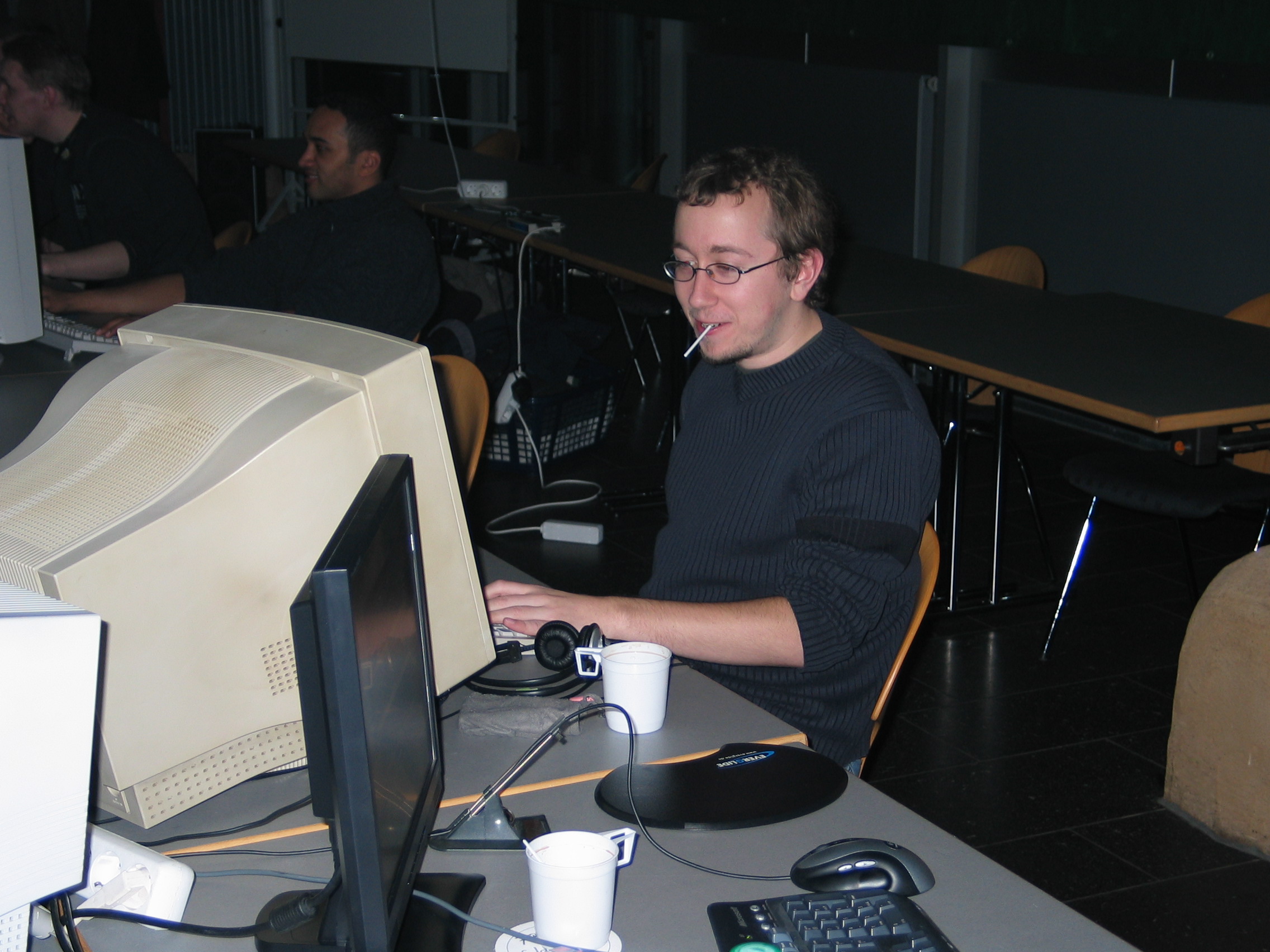 lan11.JPG>