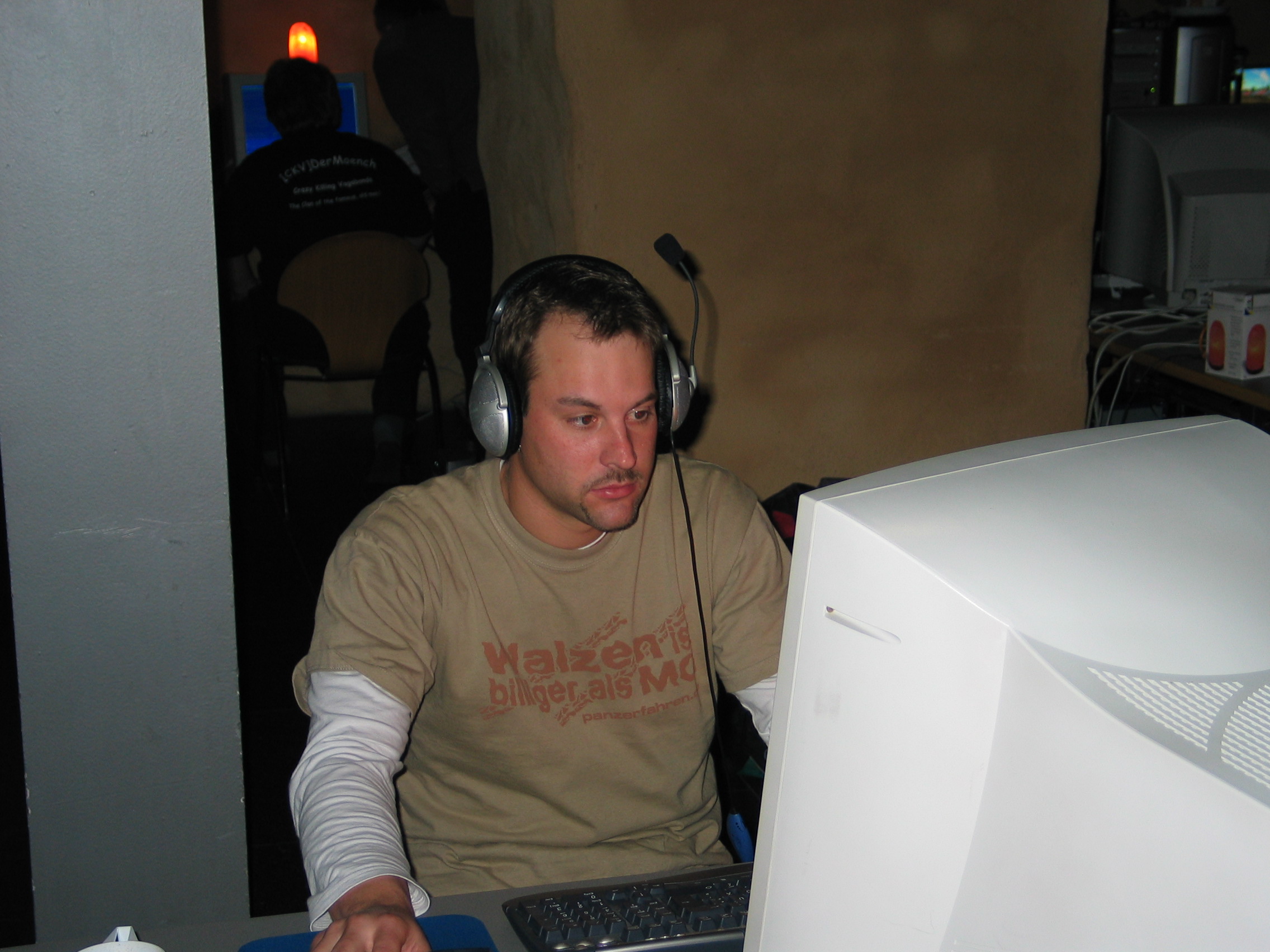 lan12.JPG>
