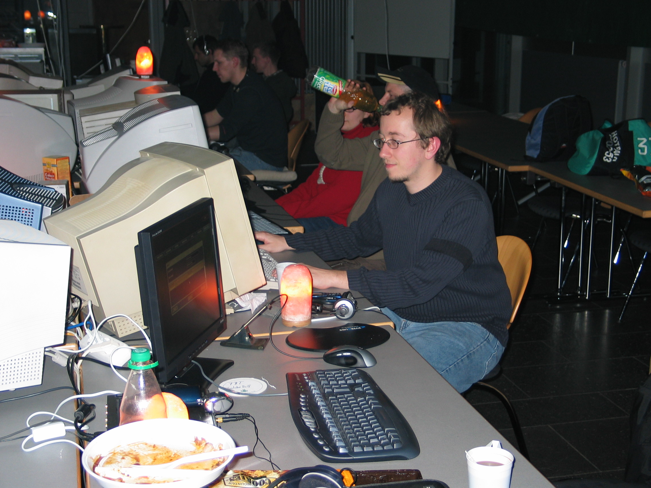 lan16.JPG>