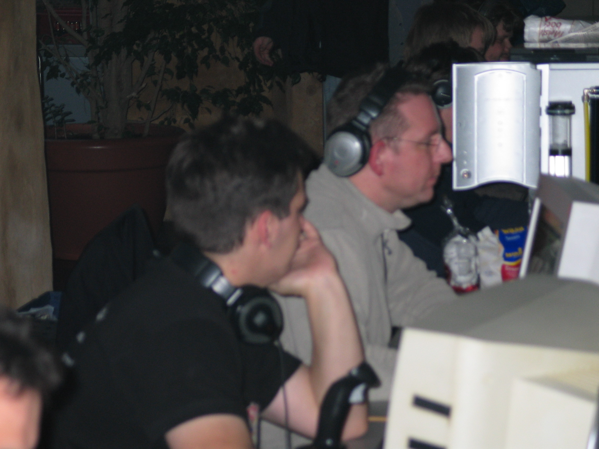 lan3.JPG>